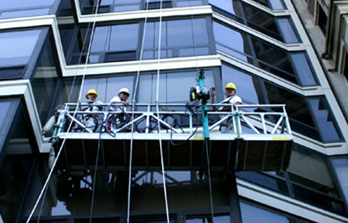 如何确保建筑吊篮工人高空安全？